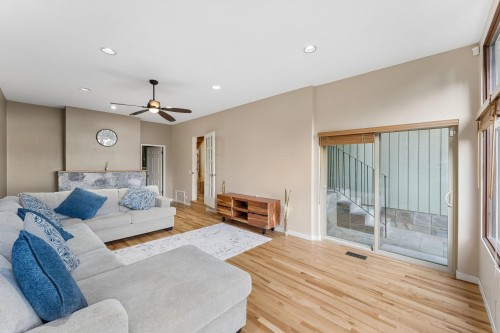 550 Ventura Crescent, North Vancouver, BC - Indoor Photo Showing Bedroom