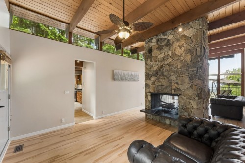 550 Ventura Crescent, North Vancouver, BC - Indoor Photo Showing Living Room With Fireplace