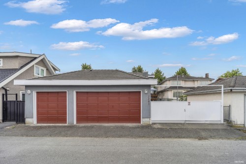 2381 40Th Avenue E, Vancouver, BC - Outdoor