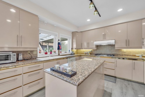 2381 40Th Avenue E, Vancouver, BC - Indoor Photo Showing Kitchen With Upgraded Kitchen