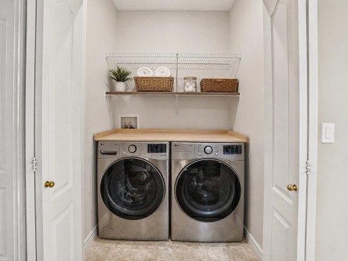 1981 Parkway Boulevard, Coquitlam, BC - Indoor Photo Showing Laundry Room