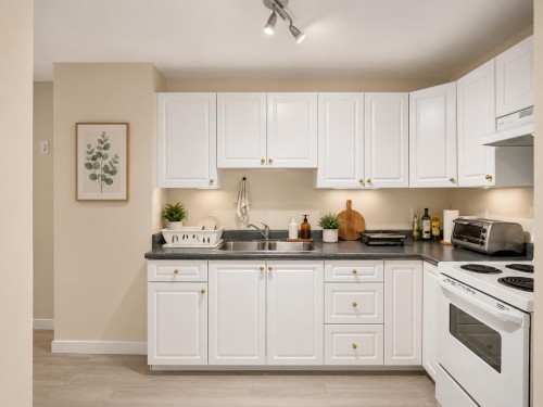 1981 Parkway Boulevard, Coquitlam, BC - Indoor Photo Showing Kitchen With Double Sink