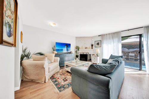 21-10680 Springmont Drive, Richmond, BC - Indoor Photo Showing Living Room With Fireplace