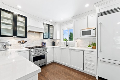 2282 Stanwood Avenue, Coquitlam, BC - Indoor Photo Showing Kitchen With Upgraded Kitchen