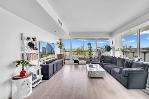 302-6633 Pearson Way, Richmond, BC - Indoor Photo Showing Living Room