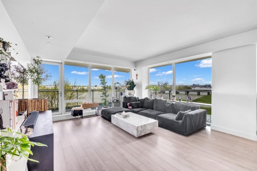 302-6633 Pearson Way, Richmond, BC - Indoor Photo Showing Living Room