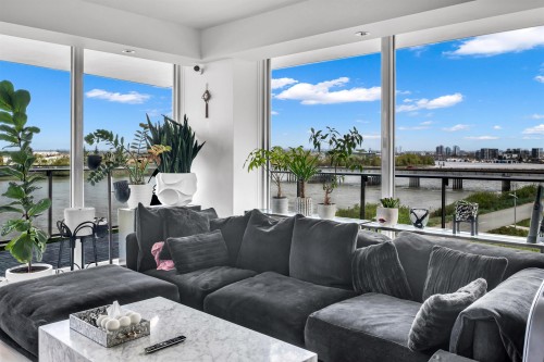 302-6633 Pearson Way, Richmond, BC - Indoor Photo Showing Living Room
