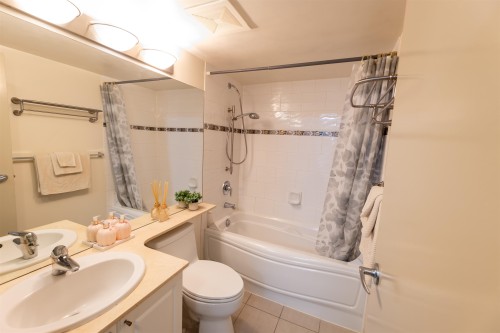 512-8100 Saba Road, Richmond, BC - Indoor Photo Showing Bathroom