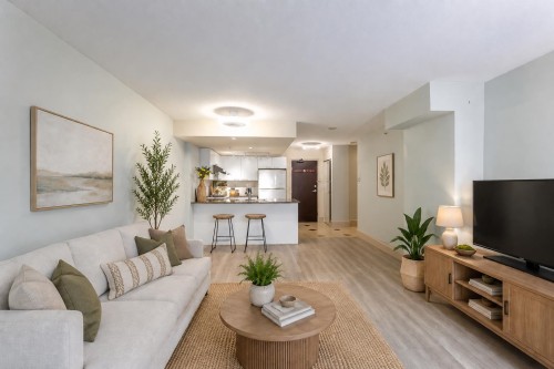 512-8100 Saba Road, Richmond, BC - Indoor Photo Showing Living Room