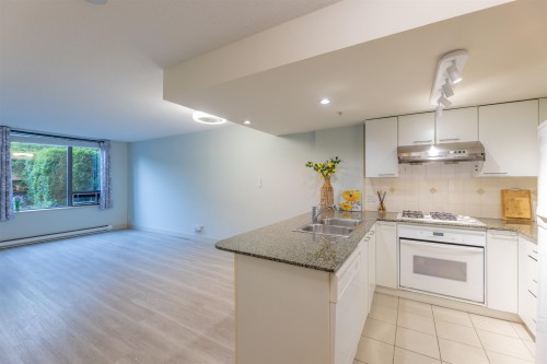 512-8100 Saba Road, Richmond, BC - Indoor Photo Showing Kitchen With Double Sink