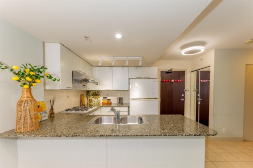 512-8100 Saba Road, Richmond, BC - Indoor Photo Showing Kitchen With Double Sink