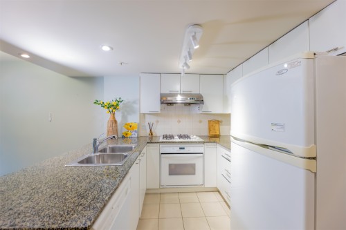 512-8100 Saba Road, Richmond, BC - Indoor Photo Showing Kitchen With Double Sink
