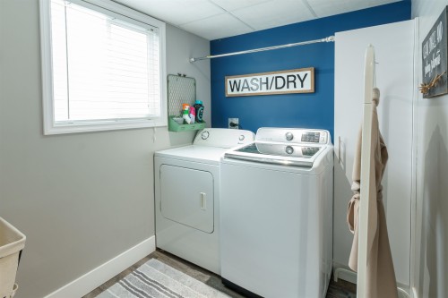 23415 Whippoorwill Avenue, Maple Ridge, BC - Indoor Photo Showing Laundry Room