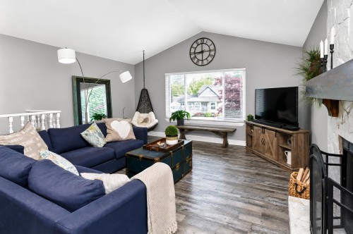 23415 Whippoorwill Avenue, Maple Ridge, BC - Indoor Photo Showing Living Room