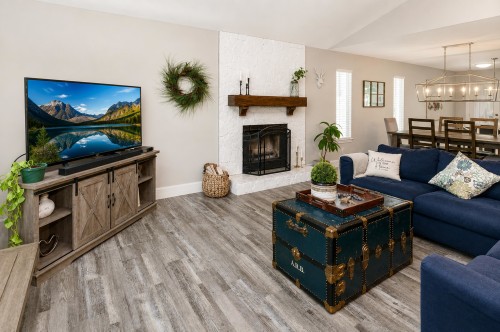 23415 Whippoorwill Avenue, Maple Ridge, BC - Indoor Photo Showing Living Room With Fireplace
