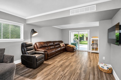 23415 Whippoorwill Avenue, Maple Ridge, BC - Indoor Photo Showing Living Room