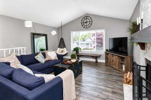 23415 Whippoorwill Avenue, Maple Ridge, BC - Indoor Photo Showing Living Room