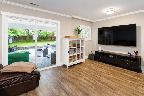 23415 Whippoorwill Avenue, Maple Ridge, BC - Indoor Photo Showing Living Room
