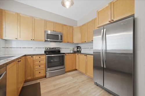 19-621 Langside Avenue, Coquitlam, BC - Indoor Photo Showing Kitchen With Stainless Steel Kitchen