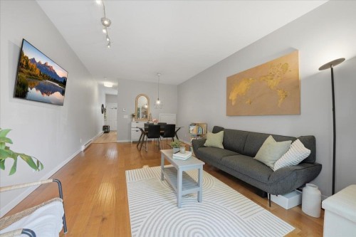 19-621 Langside Avenue, Coquitlam, BC - Indoor Photo Showing Living Room
