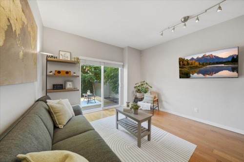 19-621 Langside Avenue, Coquitlam, BC - Indoor Photo Showing Living Room