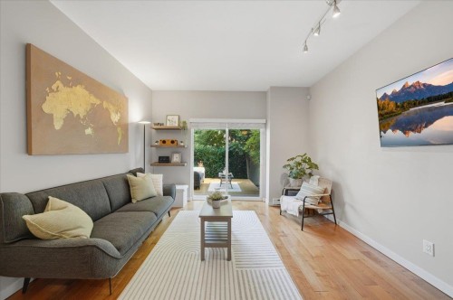 19-621 Langside Avenue, Coquitlam, BC - Indoor Photo Showing Living Room