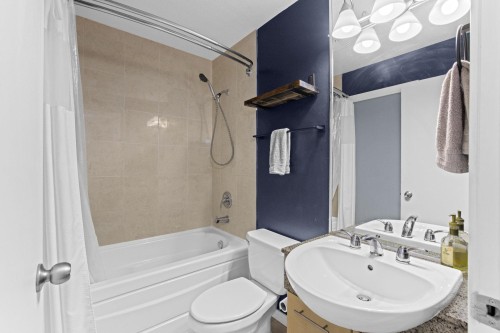 408-560 Ravenwoods Drive, North Vancouver, BC - Indoor Photo Showing Bathroom