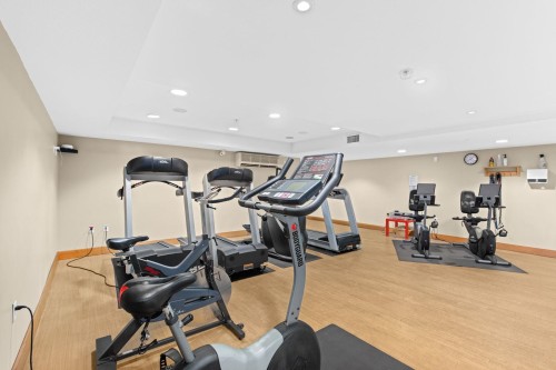 408-560 Ravenwoods Drive, North Vancouver, BC - Indoor Photo Showing Gym Room