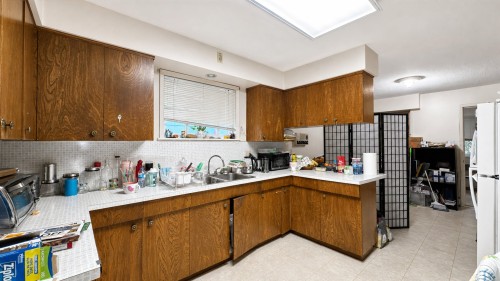 750 Beta Avenue, Burnaby, BC - Indoor Photo Showing Kitchen With Double Sink