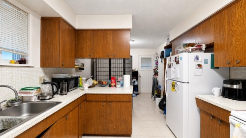 750 Beta Avenue, Burnaby, BC - Indoor Photo Showing Kitchen
