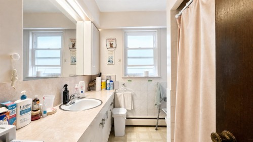 750 Beta Avenue, Burnaby, BC - Indoor Photo Showing Bathroom
