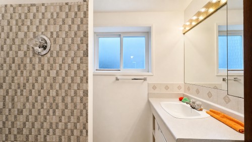 750 Beta Avenue, Burnaby, BC - Indoor Photo Showing Bathroom
