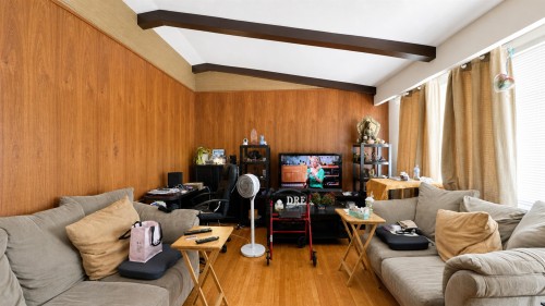 750 Beta Avenue, Burnaby, BC - Indoor Photo Showing Living Room
