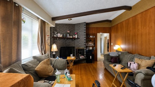 750 Beta Avenue, Burnaby, BC - Indoor Photo Showing Living Room