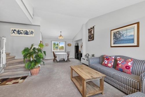 290 Santiago Street, Coquitlam, BC - Indoor Photo Showing Living Room