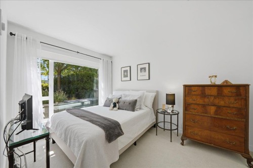 207-1061 Marine Drive, North Vancouver, BC - Indoor Photo Showing Bedroom