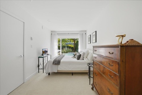 207-1061 Marine Drive, North Vancouver, BC - Indoor Photo Showing Bedroom