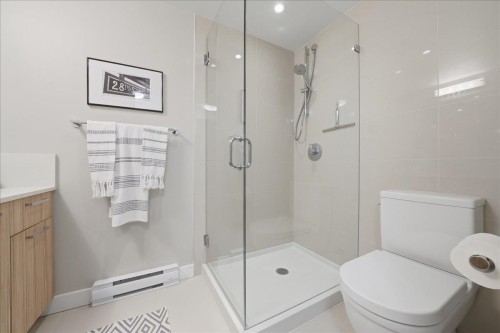207-1061 Marine Drive, North Vancouver, BC - Indoor Photo Showing Bathroom