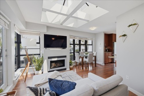 401-3673 11th Avenue W Vancouver, BC V6R 2K4