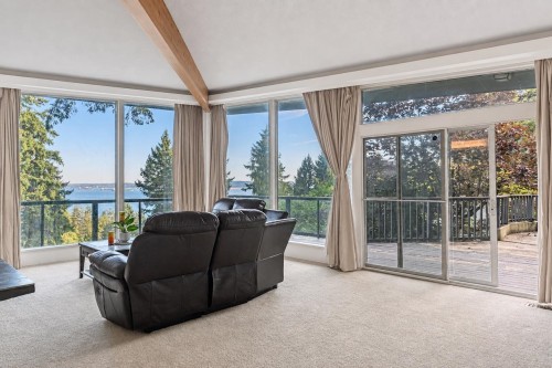 3980 Bayridge Avenue, West Vancouver, BC - Indoor Photo Showing Living Room