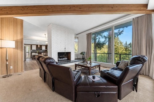3980 Bayridge Avenue, West Vancouver, BC - Indoor Photo Showing Living Room With Fireplace