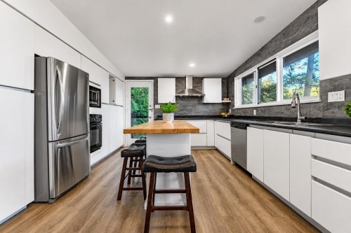 3980 Bayridge Avenue, West Vancouver, BC - Indoor Photo Showing Kitchen With Double Sink