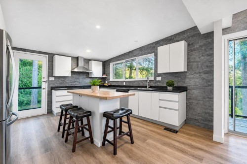 3980 Bayridge Avenue, West Vancouver, BC - Indoor Photo Showing Kitchen With Upgraded Kitchen