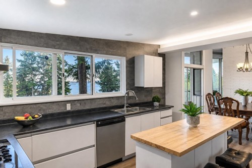 3980 Bayridge Avenue, West Vancouver, BC - Indoor Photo Showing Kitchen With Double Sink