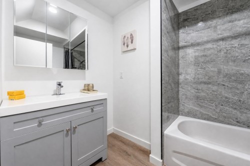 3980 Bayridge Avenue, West Vancouver, BC - Indoor Photo Showing Bathroom