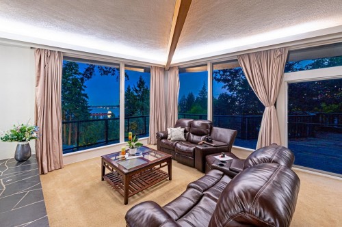 3980 Bayridge Avenue, West Vancouver, BC - Indoor Photo Showing Living Room