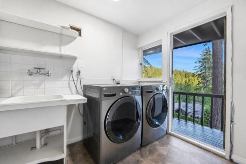3980 Bayridge Avenue, West Vancouver, BC - Indoor Photo Showing Laundry Room