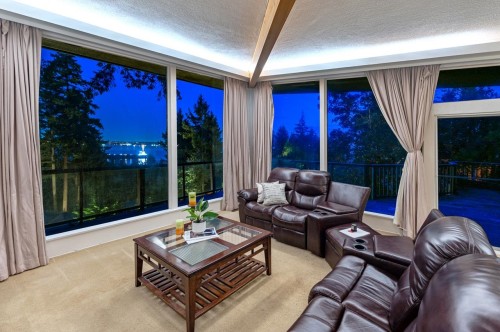 3980 Bayridge Avenue, West Vancouver, BC - Indoor Photo Showing Living Room