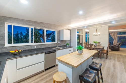 3980 Bayridge Avenue, West Vancouver, BC - Indoor Photo Showing Kitchen With Double Sink
