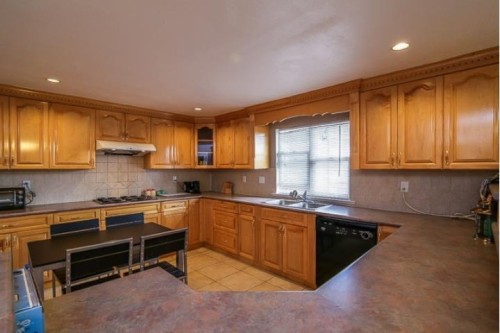 8820 No. 4 Road, Richmond, BC - Indoor Photo Showing Kitchen With Double Sink